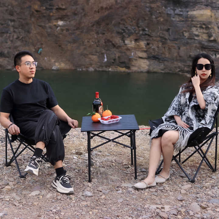 طاولة تخييم محمولة