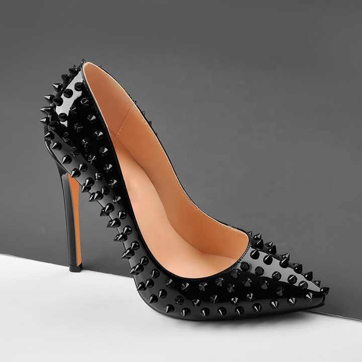 حذاء بكعب عالٍ مدبب من الجلد الأسود اللامع