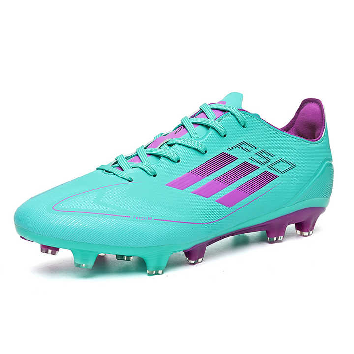 Low-top soccer shoes 