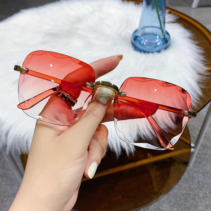 Fashionable square sunglasses 
