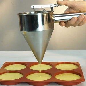 Dough dispenser molds and bread cooking equipment 