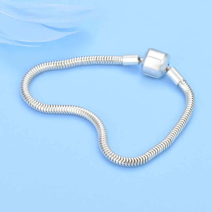 سوار بسيط من الفضة الإسترلينية عيار . Simple 925 Sterling Silver Bracelet with