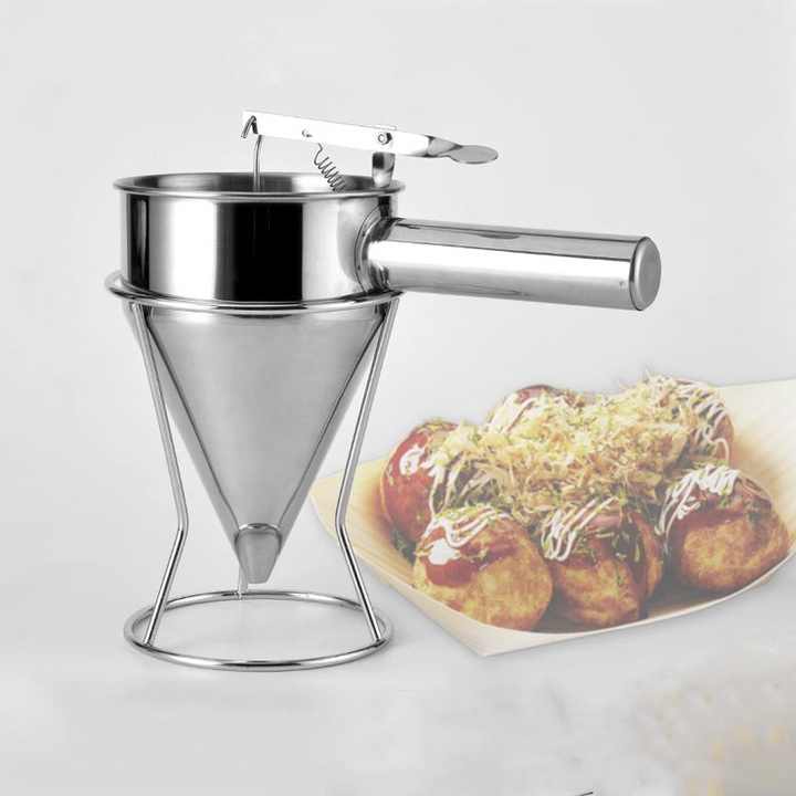 Cupcake molds and baking tools 