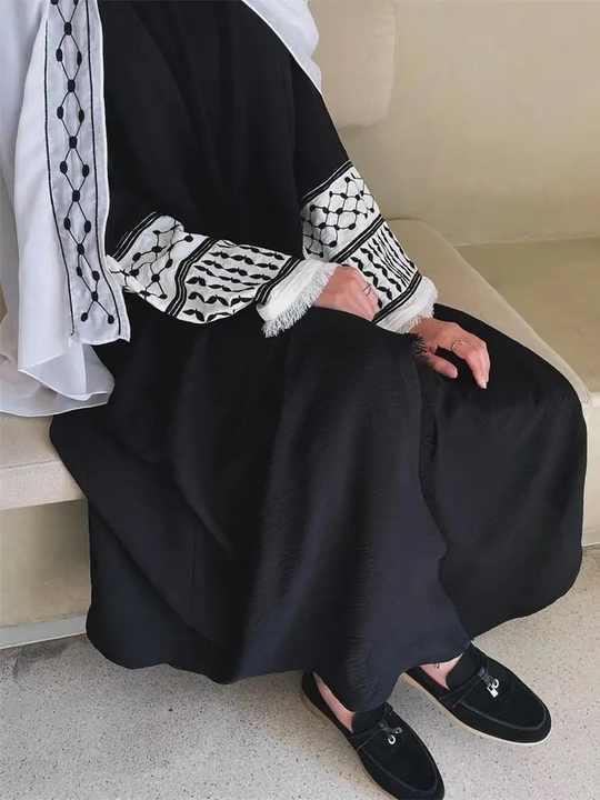 Women's abayas for outings and occasions 