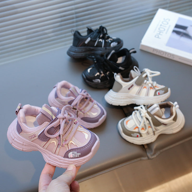 Women's sports shoes 