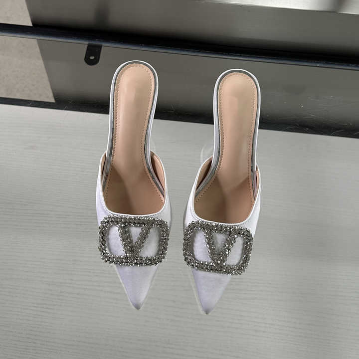 كعب نسائي عصري بكعب مدبب جديد