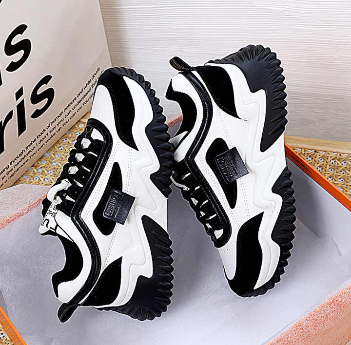 Women's sports shoes 