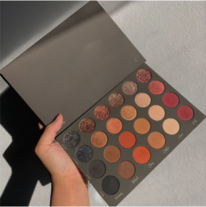 Palette Eyeshadow Pans Low Moq Eyeshadow لوحة ظلال العيون المعدنية - أحواض ظلال العيون