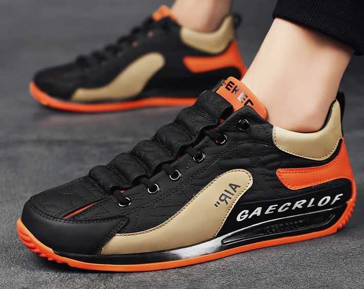 Flat suede upper shoe 