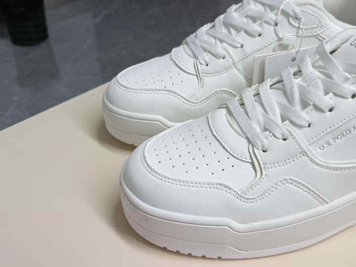 Women's sports shoes 