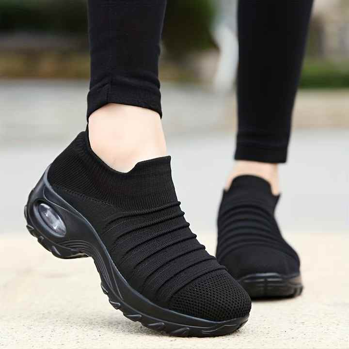 Stylish women's tennis shoes 