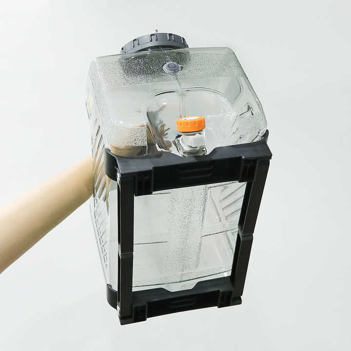 خزان مياه خارجي مع حامل وحنفية قابلة للفصل External water tank with stand and detachable faucet