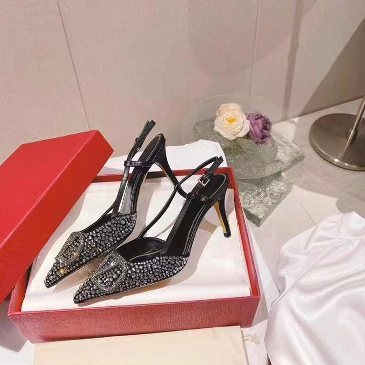 كعب نسائي عالي الإصدار