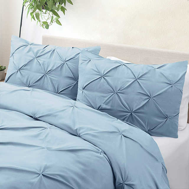 Aoyatex 3 Pieces Pleated Quilted Duvet Cover Set. 