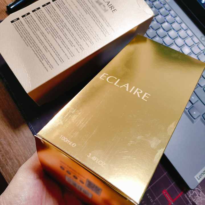 Eclair's best-selling fragrance for Arabic women. A sweet and classic fragrance spray with lemon and pink fruit notes. 