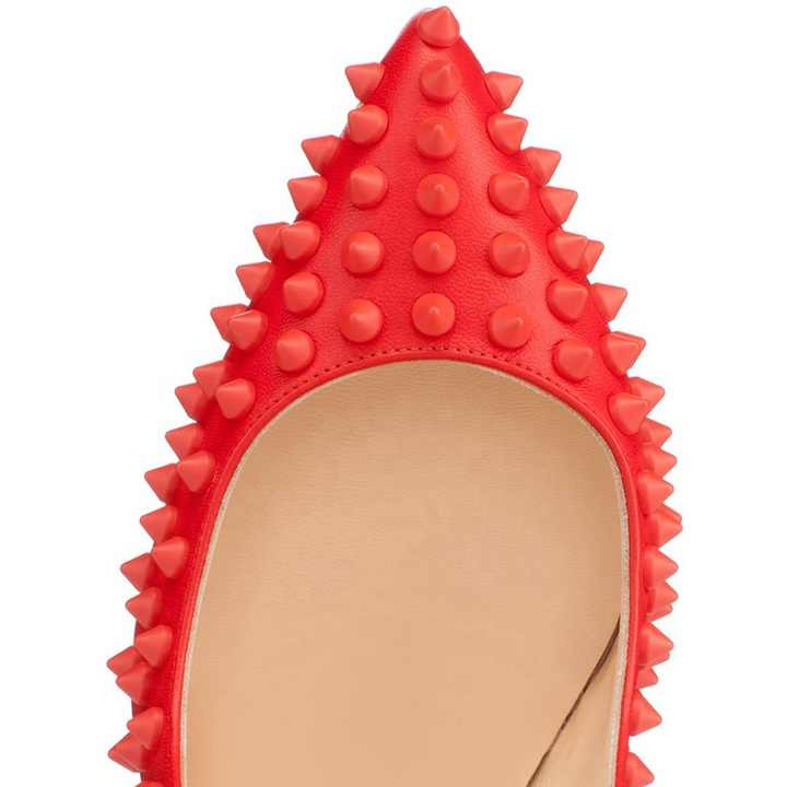 حذاء بكعب عالٍ مدبب من الجلد الأسود اللامع