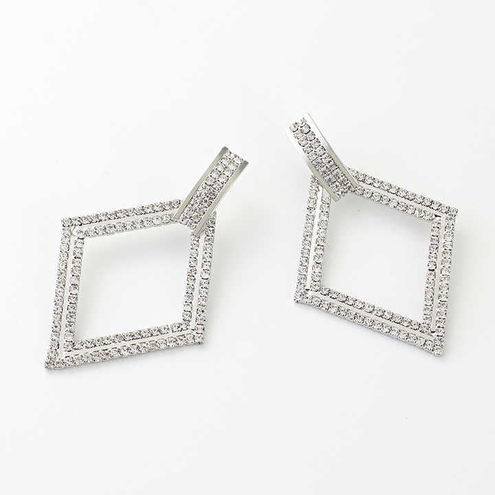 Elegant dangling earrings 