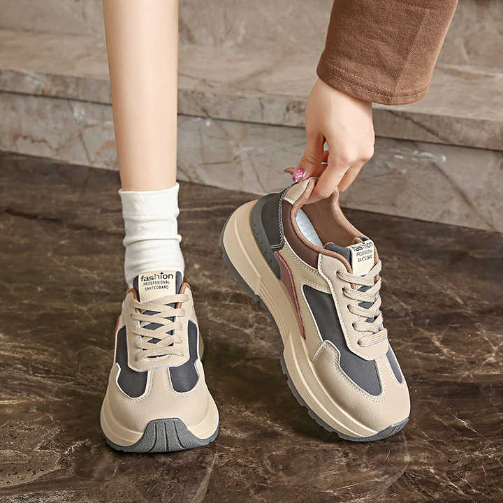 أحذية رياضية جديدة