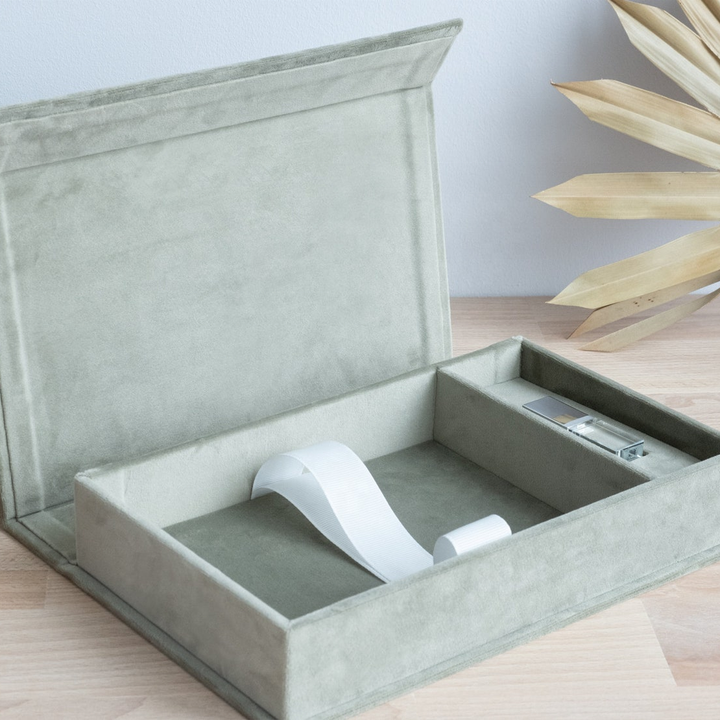 صندوق صور مخملي مخصص لحفلات الزفاف . Custom Velvet Photo Box for Weddings