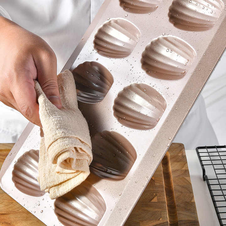 Cake baking molds and tools 