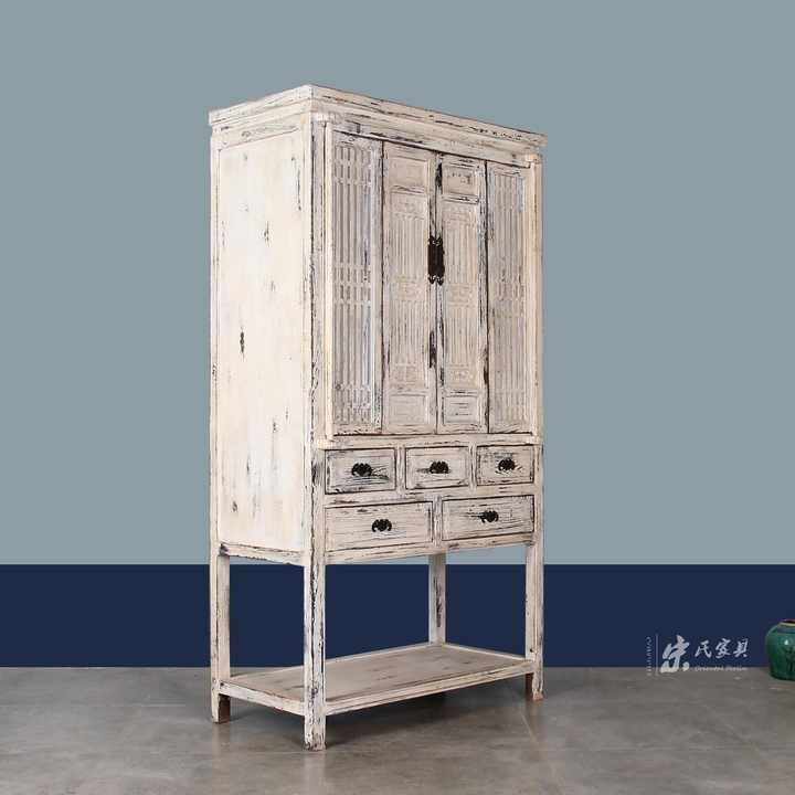 خزانة ملابس مصنوعة من خشب ,wardrobe made of wood