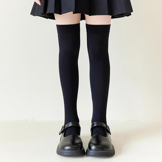 الجوارب المخملية فوق الركبة