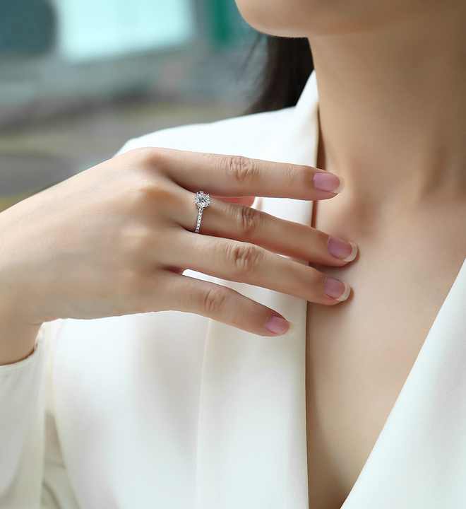 Women's engagement ring 