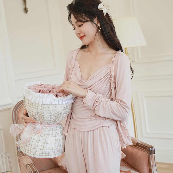 ملابس نوم نسائية