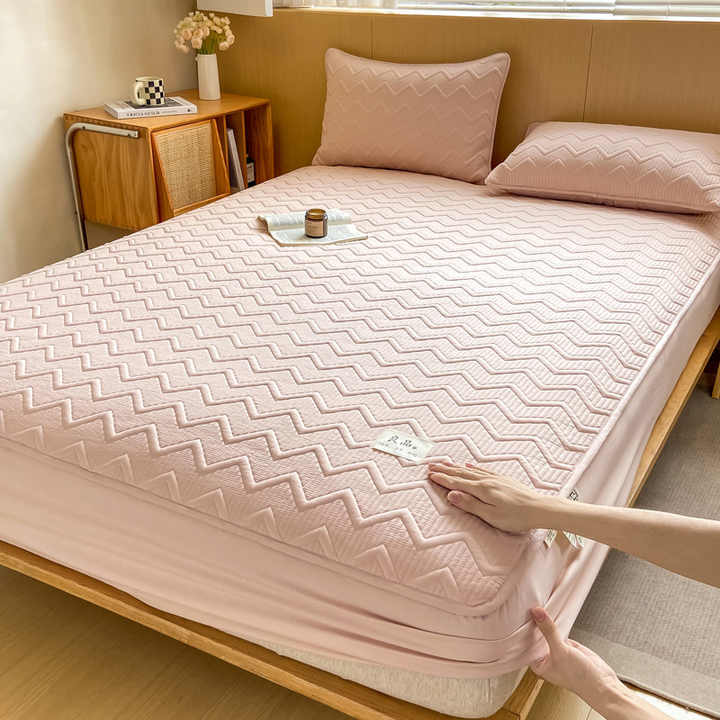 غطاء سرير سميك مصنوع بالكامل من القطنر . Thick bed sheet made entirely of raw cotton,
