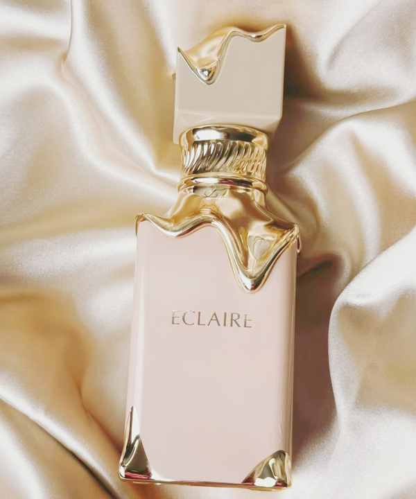 Eclair's best-selling fragrance for Arabic women. A sweet and classic fragrance spray with lemon and pink fruit notes. 