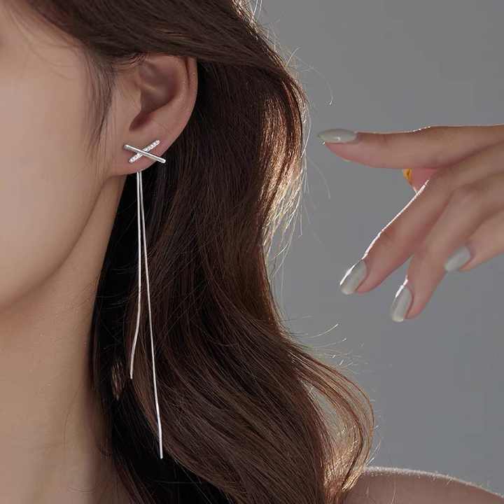 -Long silver earrings 