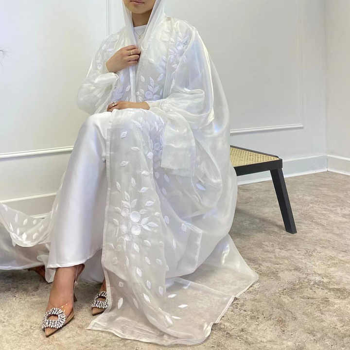 عباية ملونه مطرزة