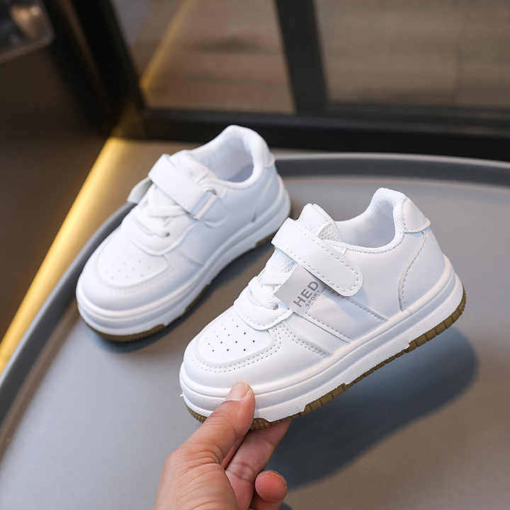 Girls' sports shoes 