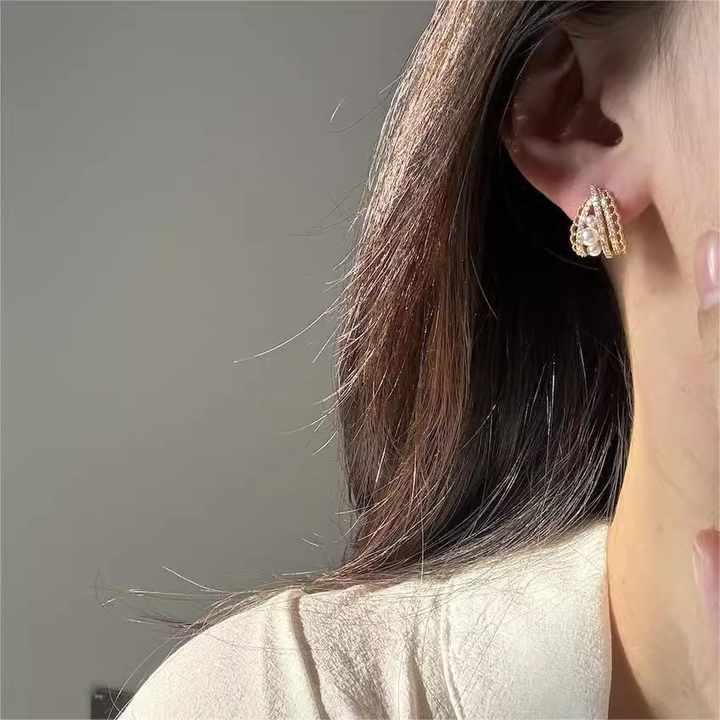 وقلادة وأقراط للنساء