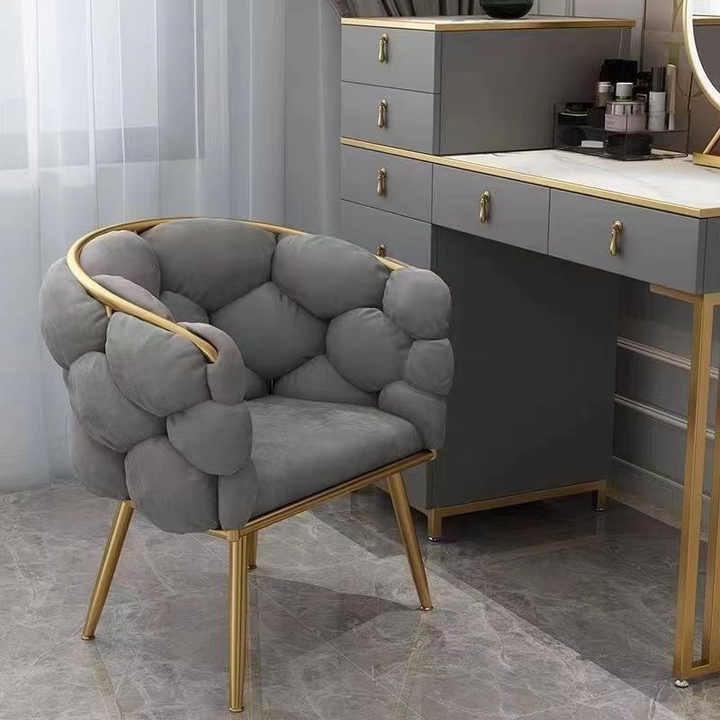 كرسي ترفيهي مخملي مع أرجل ذهبية مع مكياج منجد لغرفة المعيشة وغرفة النوم Velvet leisure chair with gold legs with upholstered makeup for living room and bedroom