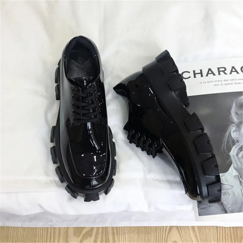 Women's sports shoes