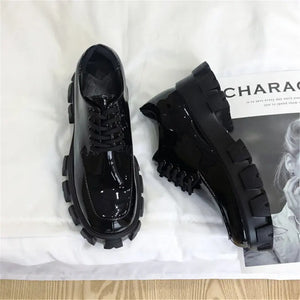 Women's sports shoes