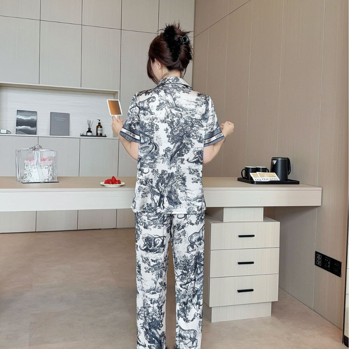 طقم بيجامة حريرية