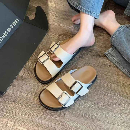 Trendy women's slippers 