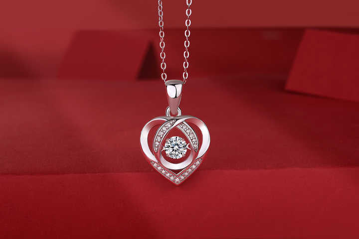 Elegant women's necklace 