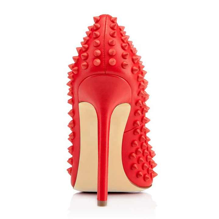 حذاء بكعب عالٍ مدبب من الجلد الأسود اللامع