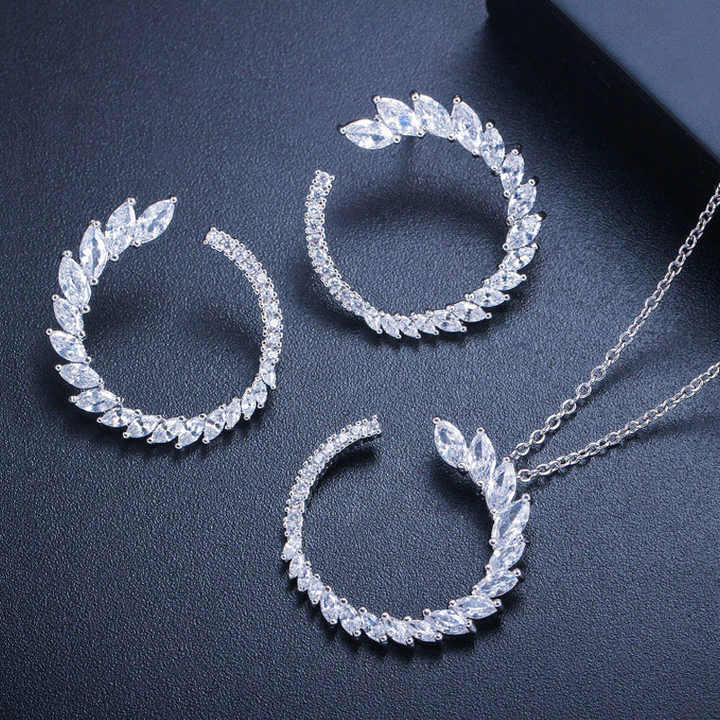 أقراط وقلادة على شكل ورقة شجرLeaf Earrings and Necklace