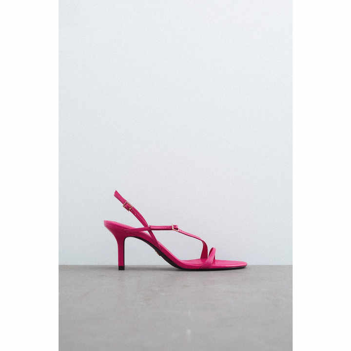 كعب نسائي مثير ذات أشرطة ضيقة