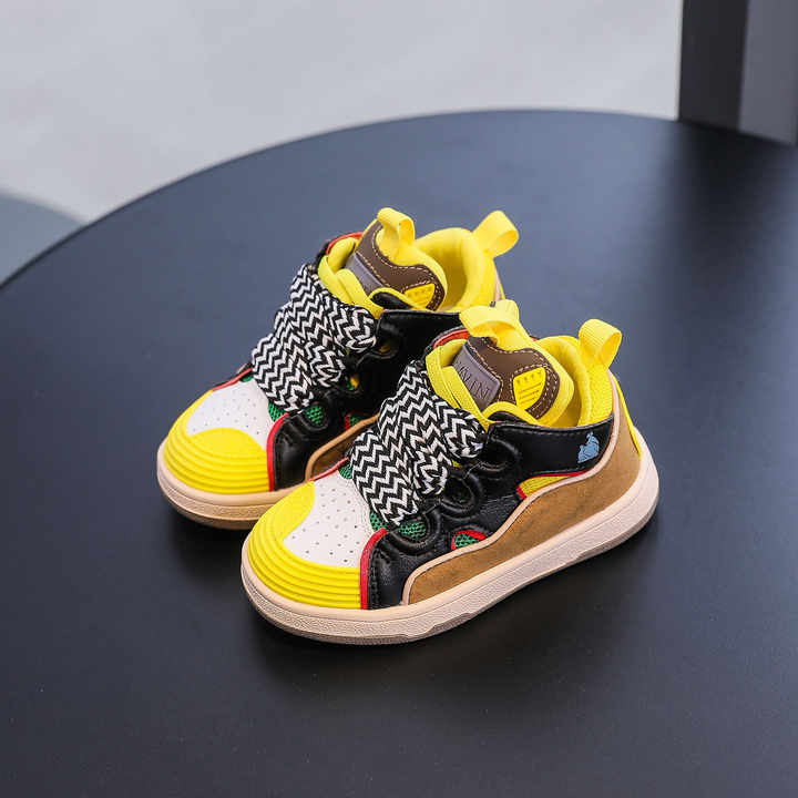 New high quality sports shoes. Boys' sports shoes. 