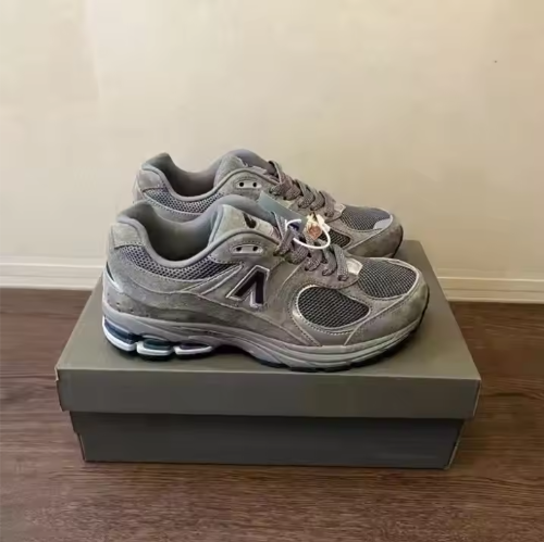 حذاء عالي الجودة من جلد الغزال