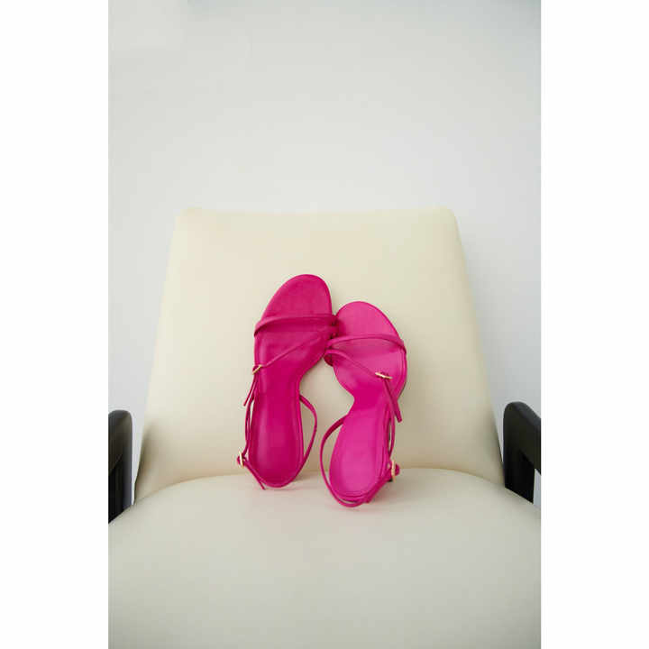 كعب نسائي مثير ذات أشرطة ضيقة