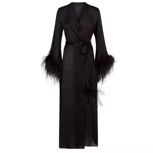 ملابس نوم نسائية من ريش النعام