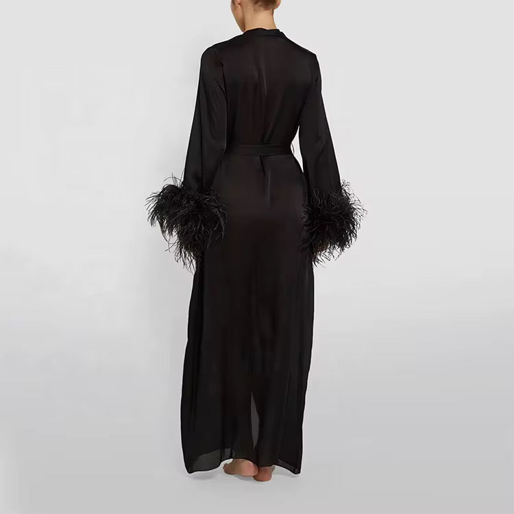 ملابس نوم نسائية من ريش النعام