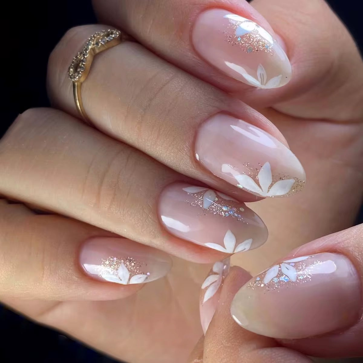 أظافر مزيفة جميلة يمكن إعادة استخدامها وتطبعها  Beautiful fake nails that can be reused and printed.
