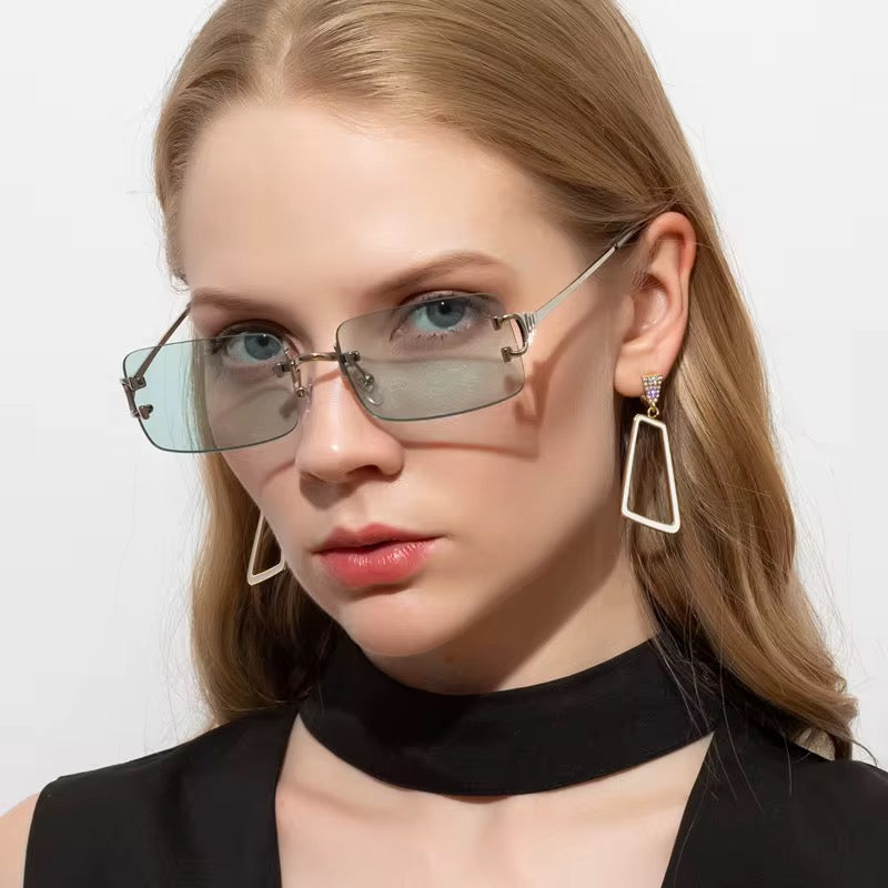Luxury and classic women's glasses